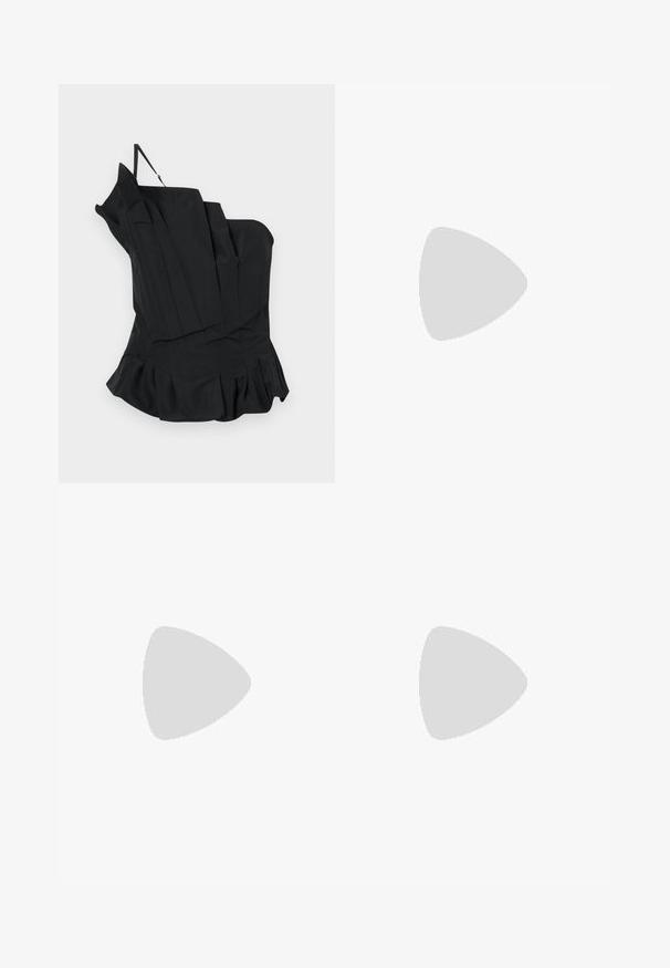 Top noir structuré avec un design asymétrique, présentant des plis et un ourlet évasé. Fait en tissu lisse avec une seule bretelle.; Jupe plissée grise avec une taille ajustée, confectionnée dans un tissu lisse et de poids moyen.; Escarpin à talon slingback en cuir noir, avec un bout pointu, un design minimaliste, une fine bride de cheville et un talon aiguille élégant. Texture lisse.; Sac à bandoulière en cuir noir avec un design rectangulaire, accents en métal argenté, sangle ajustable et détail de logo en relief subtil.