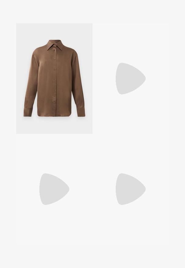 Chemise marron à manches longues avec un col et des poignets pointus, présentée sur un fond blanc uni.; Pantalon noir à jambes larges en tissu lisse avec taille élastique et cordon de serrage. Doté d'une coupe ample et fluide.; Escarpin slingback en vernis noir avec un bout pointu, présentant un imprimé serpent texturé, une sangle réglable et un petit talon bloc texturé.; Sac en cuir texturé marron en bandoulière avec une sangle en chaîne dorée et une fermeture à rabat. L'avant présente un détail de logo et une poche sous le rabat.