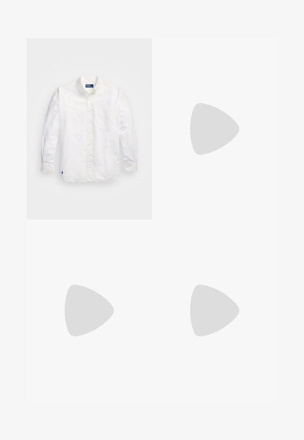 Camicia bianca in cotone a maniche lunghe con colletto button-down, taschino sul lato sinistro del petto e un piccolo logo blu sul lato sinistro in basso.; Pantaloni corti neri con cintura elastica, con un'etichetta logo in basso a destra, realizzati in tessuto leggero con una texture stropicciata.; Mocassini in vernice nera con accento in pelle bianca, suola in gomma nera dal battistrada spesso e dettagli cuciti. Texture liscia con una finitura lucida.; Borsa a duffel nera realizzata in tessuto resistente, dotata di manici doppi, tracolla removibile, chiusura con zip e un piccolo logo sulla base.