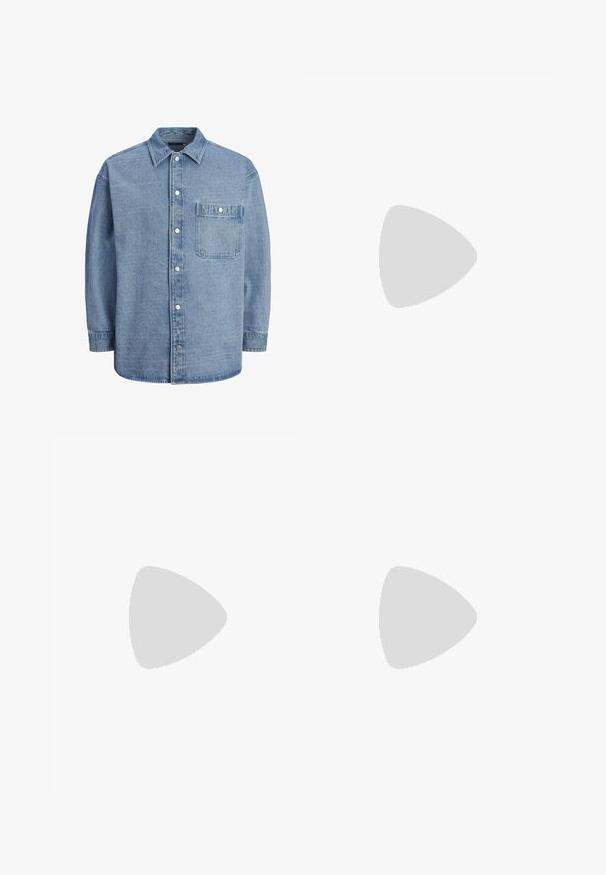 Světle modrá džínová košile s klasickým límečkem, předním zapínáním na knoflíky a jednou náprsní kapsou s klopou a patentním knoflíkem.; Bílé triko z bavlny s krátkým rukávem, kulatým výstřihem, volným střihem a bez viditelných log či vzorů. Hladká textura a minimalistický design.; Světle modré široké džíny s vysokým pasem, pěti kapsami a viditelným šitím. Měkká textura se slabě vybledlým vzhledem.; Černá kožená mokasína s hladkou texturou, špičatou špičkou a ozdobným páskem přes nárt. Lehká podrážka, minimalistický design.