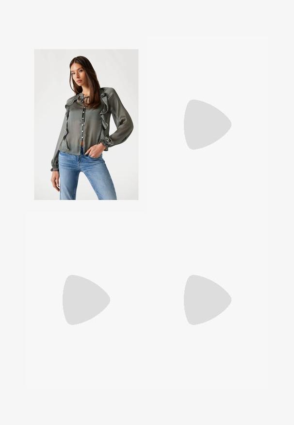 Genomskinlig grå blus med volangdetaljer, långa ärmar, knytning vid halsen och knappar fram, kombinerad med blå jeans för en avslappnad look.; Svarta randiga byxor med bred bendesign, i en cropped längd och en vikt midja för en skräddarsydd look. Mjuk tygtextur.; Svarta patenterade läder slingback högklackade skor med spetsig tå, justerbar rem och kraftig rektangulär klack.; Svart paljett mini-handväska med en knuten texturerad rem och silverkedja. Rund form med samlad topp och reflekterande detaljer.