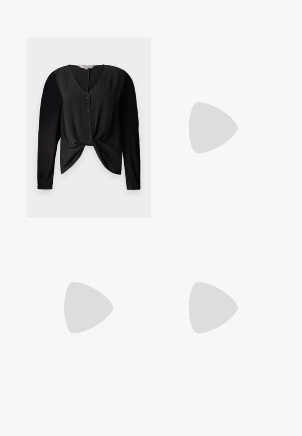 Blusa nera con scollatura a V, maniche lunghe e bottone frontale. Presenta un dettaglio a nodo in vita e una texture di tessuto liscia.; Jeans grigi flared in denim, con un classico design a cinque tasche, chiusura con zip e dettagli di scolorimento discreti lungo le gambe.; Sneakers bianchi con piattaforma, caratterizzati da una parte superiore simile alla pelle liscia, forma arrotondata, collo imbottito e suola in gomma testurizzata con scanalature ben definite.; Borsa tote in pelle nera con texture liscia, forma rettangolare e due manici lunghi. Nessun hardware o decorazione visibile.