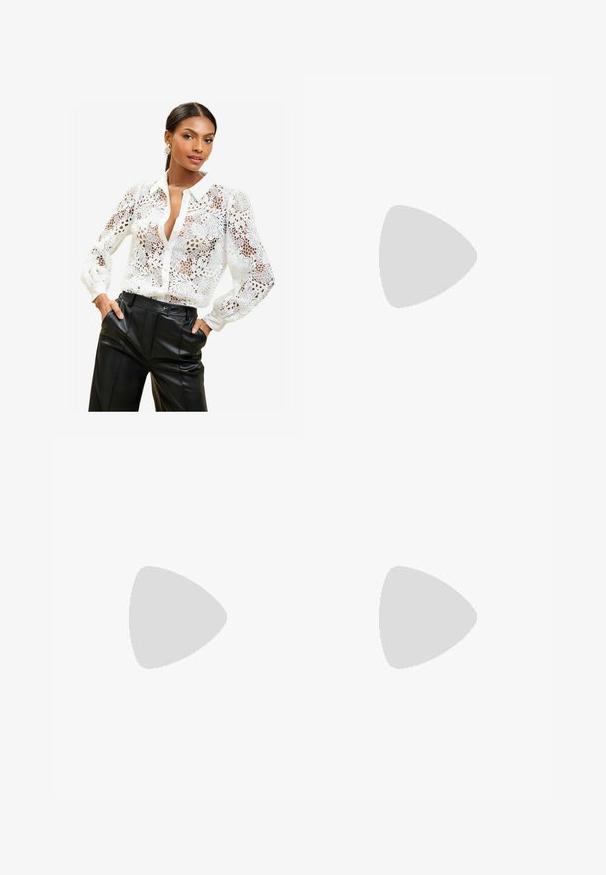 Witte kant bluse met bloemenpatronen, een kraag en knoopsluiting. Doorzichtige stof met lange mouwen en gathers aan de manchetten.; Wijdvallende witte denim broek met een hoge taille, voorzien van een knoopsluiting, riemlussen en twee voorzakken. Glad, stevig textuur.; Witte leren platte schoenen met spitse neuzen, voorzien van zilveren studs en twee gespsluitingen over de wreef. Zwarte binnenvoering.; Rode leren handtas met een afgeronde bovenkant, gestructureerde kegelvorm, een kort handvat en een afneembare schouderband. Voorzien van gouden hardwareaccenten.