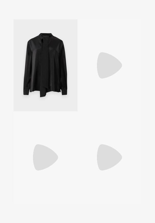 Black long-sleeve blouse with high neck and attached long scarf tie, made from smooth, slightly shiny fabric.; Agolde RILEY CROP - Slim fit jeans - hitch; Black leather slingback shoe with a pointed toe, decorative straps featuring metal eyelets, and a low block heel. Textured surface.; Black leather crossbody bag with two front pockets, gold buckles, zipper closure, and a slim strap. Textured surface and compact rectangular shape.