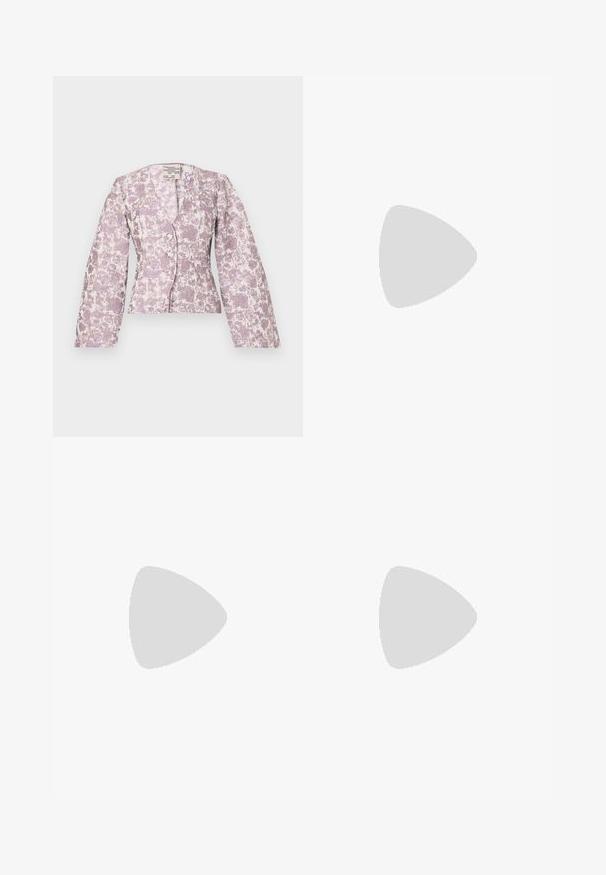 Baum und Pferdgarten MILLIE - Bluse - golden/purple; Lyserøde shorts med skræddersyet design, flad front, sidelommer med knaplukninger og en glat stofstruktur.; Chunky sål sneakers i beige og mørkebrune nuancer med ruskindsdetaljer, hvide snørebånd og en lille gul MK charm på siden.; Sort læder crossbody taske med to frontlommer, guldspænder, lynlåslukning og en slank rem. Struktureret overflade og kompakt rektangulær form.