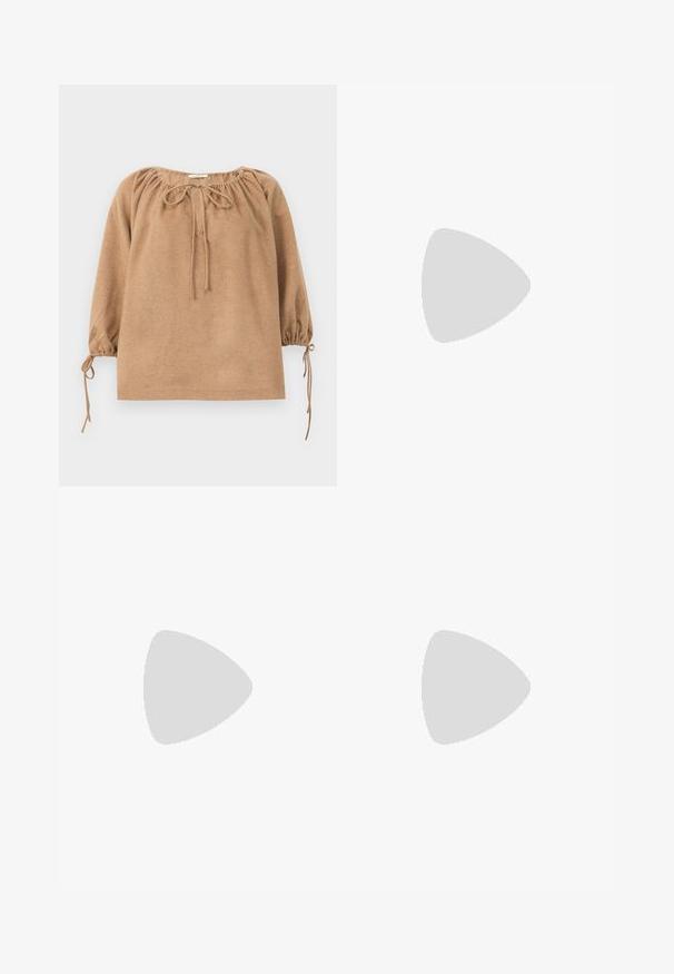 Hnědý, měkký látkový vršek s nabíraným výstřihem, šňůrkami a nadýchanými rukávy s detaily na manžetách. Volný střih, minimalistic design.; Světle zelené kalhoty s širokými nohavicemi a elastickým pasem, vyrobené z hladké látky s jemným texturovaným vzorem. Bez kapes a kovových doplňků.; Krémové sandály na podpatku s T-štrukturovaným designem, čtveratou špičkou, nastavitelným páskem kolem kotníku a nízkým blokovým podpatkem. Hladký kožený materiál.; Černá kabelka z krokodýlí kůže s embosovaným vzorem, strukturovaným designem, horním uchycením, nastavitelným popruhem a výrazným logem na přední straně.