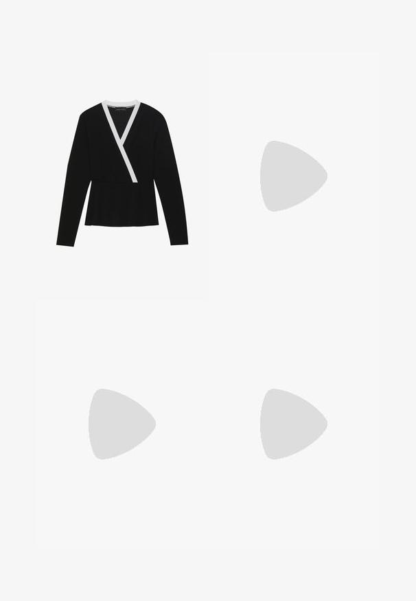 Schwarzes Langarm-Wickeltop mit einem kontrastierenden weißen V-Ausschnitt. Hergestellt aus einem dehnbaren Material mit einer Peplum-Form an der Taille.; Schwarze, glatte Stoffhosen mit lockerer Passform, elastischem Bund und geraden Beinen. Keine sichtbaren Muster oder Akzente.; Schwarze Lederloafers mit flachem Absatz, die auf der Vorderseite ein dekoratives goldfarbenes Hardware-Detail und eine glatte Textur aufweisen.; Schwarze Handtasche mit strukturierter Form, glatter Textur und einem metallischen Verschluss. Kombiniert mit weiten schwarzen Hosen und offenen Sandalen auf einem Holzboden.