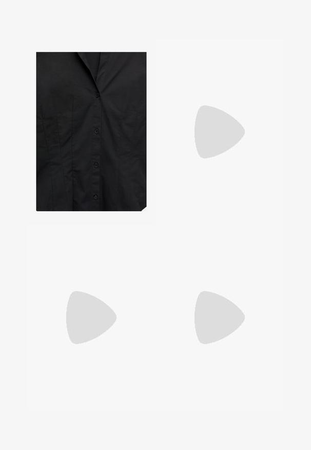 Zwarte aansluitende shirt voorkant met knoopsluiting en subtiele verticale naad details op een effen stof achtergrond.; Zwarte, op maat gemaakte broeken met een gladde textuur, voorzien van een knoop tailleband, twee zijzakken en opgerolde zomen voor een taps toelopende pasvorm.; Zwarte leren enkelboots met een blokhak, voorzien van zij-elastische panelen en een gladde afwerking, gedragen met een lichtblauwe spijkerrok.; Zwarte sjaal van zachte stof, met een driehoekig ontwerp en fringes aan de randen. Het oppervlak is glad, zonder patronen of versieringen.; Zwarte metalen ketting met verlengde schakels, een centrale druppelaccent en een ronde hanger aan het einde, alles in een matte afwerking.