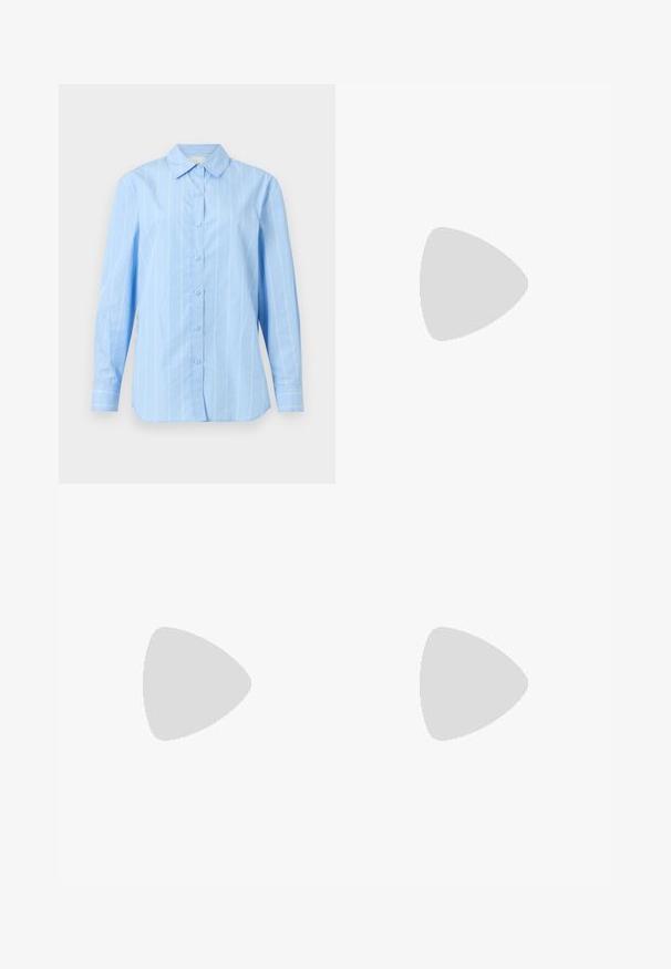 Fekete bordás top vékony pántokkal, Calvin Klein márkajelzéssel. Egyszerű, testhezálló fazon sima textúrával és további minták nélkül.; Világoskék, gombos, hosszú ujjú ing, függőleges fehér csíkokkal, hegyes gallérral és gombos mandzsettával. Pamut anyag, sima tapintással.; Fekete szoknya, testhez simuló sziluettel, sima anyagból készült. Finom elülső redőkkel és térdig érő hosszúsággal rendelkezik.; Fekete bőr magassarkú cipő hegyes orral, bokapánttal és vékony sarkal. Sima textúrájú, arany díszítéssel a sarok alján.