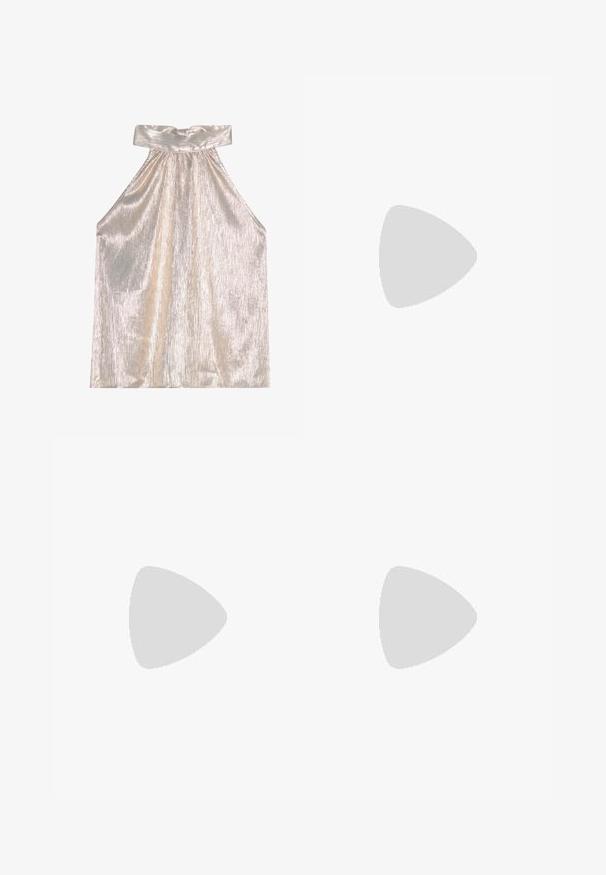 Top halter prateado lustroso com uma gola larga, apresentando um design texturizado e pregueado, com uma silhueta fluida. O tecido suave reflete a luz.; Jeans largos pretos feitos de denim, com fecho de botão frontal, passantes para cinto e cinco bolsos, apresentando uma textura ligeiramente desbotada.; Bota de couro preta até ao tornozelo com salto bloco e sola com plataforma, vista de lado sobre um fundo branco liso.; Bolsa preta com forma estruturada, textura suave e um fecho metálico. Combinada com calças largas pretas e sandálias de salto aberto sobre um chão de madeira.