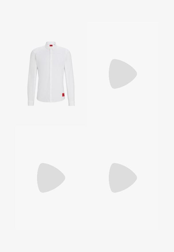 Weißes Langarmhemd mit Button-Down-Kragen, versehen mit einem roten Markenlabel an der Seite und einer glatten, einheitlichen Textur.; Schwarze, plissee Hosen aus einem glatten Stoff; mit einem Bund und Gürtelschlaufen sowie geradem Beinausschnitt. Minimalistisches Design ohne Muster.; Schwarze Lederloafers mit glatter Textur, rundem Zehenbereich und einem dekorativen Riemen über dem Vorderfuß. Niedriger, gestapelter Absatz, minimalistisches Design.; Schwarze rechteckige Sonnenbrille mit dunklen Gläsern, dickem Kunststoffrahmen, goldenen Akzenten an den Bügeln und eingraviertem Markenlogo am Arm.