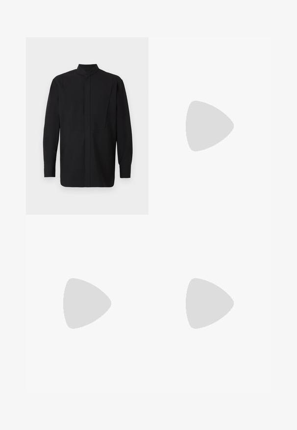 Schwarzes Langarmshirt mit hohem Kragen, geradem Schnitt und minimalistischem Design. Der Stoff wirkt glatt und strukturiert.; Graue Wollhose mit strukturierter Oberfläche, im Faltendesign, mit weitem Bein und einem Bund ohne sichtbare Verschlüsse.; Schwarzer geflochtener Slipper mit einem glatten Lederakzent im Obermaterial, einem runden Zehendesign und einer flachen Gummisohle.; Schwarze Emporio Armani Umhngetasche mit vorderer Reißverschlusstasche, verstellbarem Trageriemen und Logodetail auf strukturiertem Stoff.