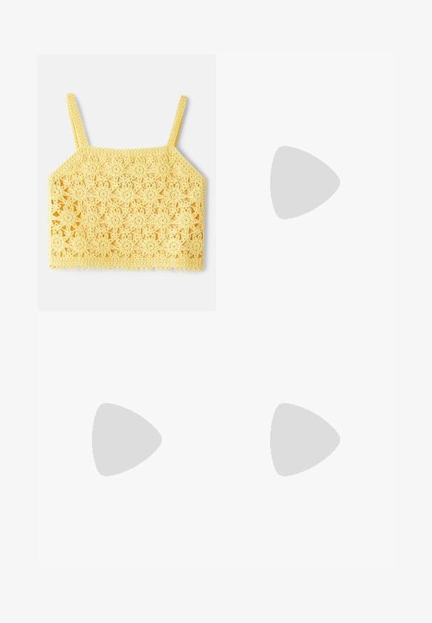 Top court au crochet jaune avec un motif en dentelle florale délicate, présentant des bretelles fines et ajustables ainsi qu'un ourlet à vagues.; Jupe midi au crochet jaune avec des motifs floraux en étoiles, présentant un ourlet festonné et une finition texturée. Taille élastique pour un bon ajustement.; Pompe slingback en cuir verni noir avec un bout pointu, un talon fin et un design de découpes subtil. Elle dispose d'une boucle dorée sur la sangle.; Sac en cuir bleu clair porté travers avec des accessoires en métal doré, fermeture éclair et une poche avant. Il dispose d'une bandoulière réglable pour plus de commodité.