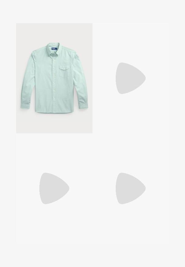 Grå ribbet tanktop med rund halslinning og brede armhull. Laget av elastisk stoff, har den en vanlig passform og et minimalistisk design.; Lys blå langermet skjorte med knapp, har lomme, krage, frontknapper og teksturert stoff.; Hvite bomullsbukser med rett ben-design, synlige flekker og knappelukking. Har frontlommer og et belte merke.; Brune lærloafers med et teksturert mønster, hvit såle og minimalistisk design. Har en sydd søm langs overdelen.