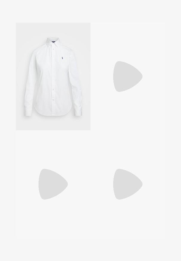 Camisa branca de botão com colarinho pontiagudo, mangas longas e um pequeno logótipo azul no lado esquerdo do peito. Confeccionada em tecido de algodão.; Jeans de denim azul com uma cintura de altura média, cinco bolsos e um rasgado desfiado no joelho direito.; Botas de tornozelo em pele castanha com três fivelas prateadas, bico fino e costura decorativa nas laterais. Salto baixo em bloco.; Bolsa de couro castanho-claro com um formato curvado, detalhes em ouro e uma alça de ombro fina. Apresenta um fecho de zipper e um detalhe de logótipo na parte frontal.