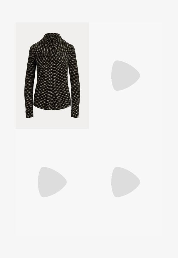 Schwarze Hemd mit Knöpfen, weißem quadratischem Muster, langen Ärmeln, Kragen und zwei Fronttaschen, aus einem weichen Stoff gefertigt.; Brauner karierten Rock mit tailliertem Design, flachem Bund, Vorderfalten und feinem strukturiertem Stoff.; Schwarzer Pumps aus Leder mit spitzer Zehenpartie und niedrigem Absatz. Verfügt über eine glatte Textur und dezenten Glanz. Vordere Öffnung für ein zusätzliches Detail.; Schwarze Leder-Umhängetasche mit zwei vorderen Taschen, goldenen Schnallen, Reißverschluss und einem schmalen Tragegurt. Texturierte Oberfläche und kompakte rechteckige Form.