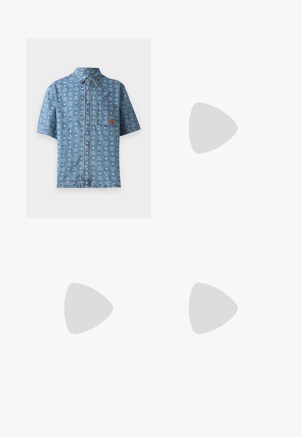 Hvid bomulds tanktop uden ærmer med rund halsudskæring og en glat tekstur. Enkel design, ingen mønstre eller accenter.; Lyseblå denim skjorte med korte ærmer og et detaljeret hvidt geometrisk mønster, brystlomme og brun logo-patch, udstyret med metal knapper.; Blå denimshorts med mønstrede paneler, der har logomotiver, lapperlommer og et klassisk talje bånd med metalknaplukning.; Sorte læder loafers med en rund tå, der har guld hardware accent og syningsdetaljer, placeret på en lav, tekstureret gummisål.