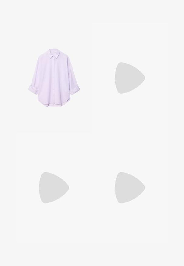 Hellblaue, knopfbare Hemd mit einem gespreizten Kragen, langen, aufgerollten Ärmeln und einem abgerundeten Saum. Hergestellt aus einem glatten, leichten Stoff.; Weite Hosen aus einem dunkelgrauen Stoff. Mit flachem Bund, seitlichen Taschen und einem einzelnen Knopfverschluss. Glatte Textur, taillierte Passform.; Schwarze Leder-Ankle-Boots mit spitzer Zehenpartie, hohen Stiletto-Absätzen, umgeschlagenem Schaft und einem goldenen dekorativen Schnallen-Detail an der Knöchel.; Schwarze Pailletten-Mini-Handtasche mit einem geknoteten, strukturierten Tragegurt und einer silbernen Kette. Abgerundete Form mit gerafftem oberen Teil und reflektierenden Details.