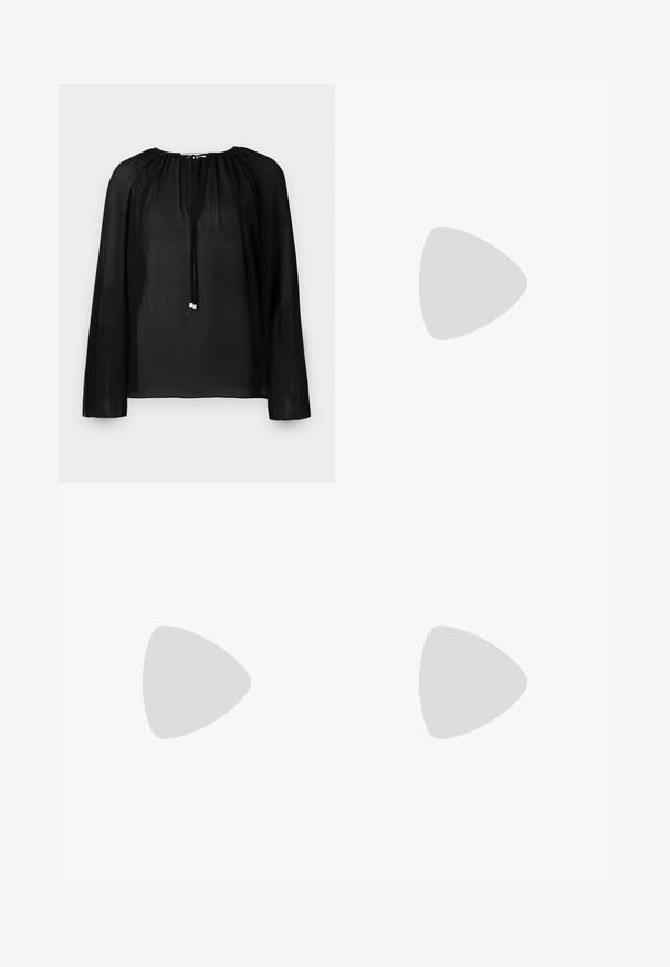 Schwarze transparente Bluse mit langen Ärmeln, gerafftem Ausschnitt und einer Kordel mit silbernen Akzenten. Leichte und fließende Textur.; Helle beige, weit geschnittene Mesh-Hosen mit einem Kordelzugbund, die einen lockeren Sitz und eine strukturierte Oberfläche aufweisen. Geeignet für die Freizeit.; Schwarze Leder-Ballettschuhe mit abgerundeter Spitze, glatter Textur, minimalen Nähdetails und einem flexiblen Sohlen-Design.; Braune Ledertasche mit Klappenverschluss, Beschlägen in Goldfarbe, einem Schultergurt und einer glatten Oberfläche. Kompakte rechteckige Form.