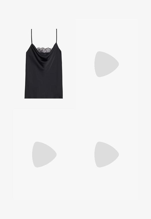 Camisole noire avec des bretelles réglables, décolleté drapé, et une délicate bordure en dentelle noire sur le dessus. Tissu lisse ressemblant à du satin.; Pantalons larges noirs à taille haute, avec des détails de boutons à la taille et des plis sur le devant.; Chaussures à talons en métal argenté avec un bout arrondi, une bride avec une boucle circulaire et un talon large. Fini de surface lisse et brillant.; Sac à main noir à la forme structurée, texture lisse et fermoir métallique. Associé à un pantalon noir ample et des sandales ouvertes sur un sol en bois.
