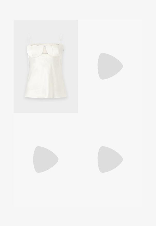 Witte satijnen camisole met verstelbare bandjes, een gestructureerde, gegolfde buste en een rechte zoom. Gladde textuur en minimalistisch ontwerp.; Blauwe velours maxi rok met geraffineerde details in de taille, met een zijsplit en een gladde textuur voor een vloeiende silhoeet.; Denim espadrilles met franje, blauwe kleur, geweven jute zool en geborduurde "LOVE" in donkerblauw op de bovenkant.; Zwarte leren tote bag met een glanzende afwerking, gebogen bovenkant, twee schouderbanden en een gouden hardware accent aan de voorkant.