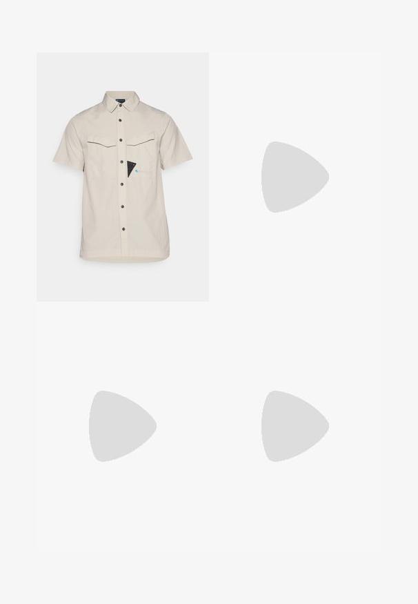 Valkoinen lyhythihainen paita, jossa on kauluksellinen kaula-aukko, kaksi etutaskua, mustat napit ja kolmionmuotoinen sininen ja musta yksityiskohta rintataskussa.; Beige-housut, joissa on leveä lahje, vyötärölle kuuluu vyö, kaksi sivutaskua ja polvipaikat. Sujuva pinta, jossa on vahvistetut ompelu yksityiskohdat.; Mustat urheilukengät, joissa on paksu pohja, verkkotakki ja synteettinen päällinen, teksturoituja yksityiskohtia ja Vibram-logot pohjassa.; Mustat Oakley-kierrekylmä aurinkolasit tummilla suorakulmaisilla linsseillä ja kaarevilla varsilla tasaisella valkoisella taustalla.