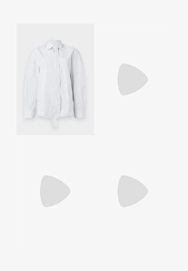 Bela srajca z dolgimi rokavi s klasičnim ovratnikom in podaljšano sprednjo zavezo. Narejena iz gladkega materiala, ima sproščen kroj in brez vzorcev.; Svetlo modri kavbojci s kratkimi hlačami in vrvico v pasu, rahlo raztrgan rob, in pet žepov. Imajo zbledel videz in naglavne zlitine v bakerju.; Črne usnjene čevlje do kolen s kvadratnim prstom in blok peto, prikazani na modelu, ki sedi v olivno zeleni plašču. Gladka tekstura, minimalne podrobnosti.; Črna usnjena torbica z nabranim dizajnom, kratkimi okroglimi ročaji in snemnim ramenskim trakom. Gladka tekstura z mehkimi oblikami.