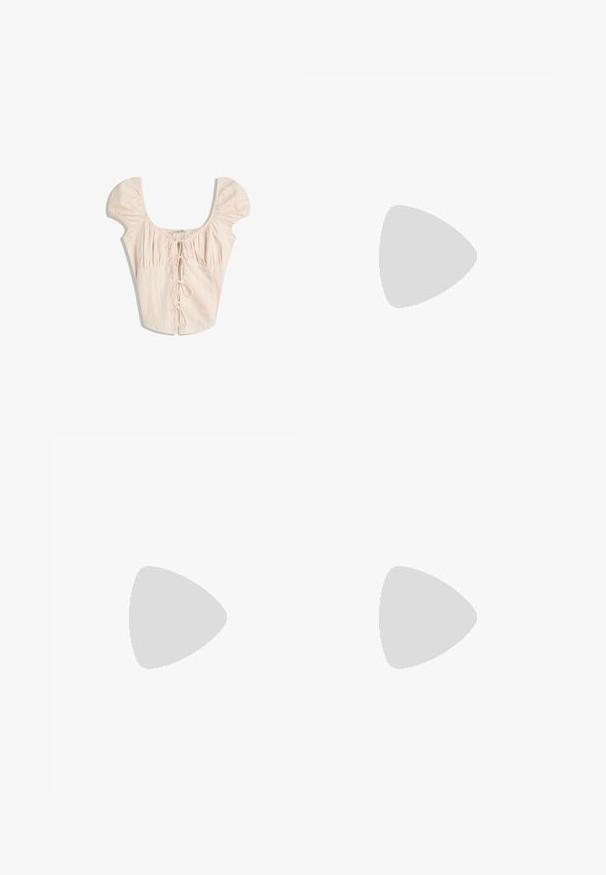 Bluză roz deschis cu mâneci bufante, guler pătrat și pliuri verticale. Are un închidere frontală legată cu bentițe din același material.; Pantaloni largi de culoare crem, cu un design croit, având două buzunare la față și o închidere cu un singur nasture în față, realizați dintr-un material neted.; Pantofi cu toc înalt din piele roz, cu vârf ascuțit, detalii cu decupaj și toc mic. Textură netedă și sistem de prindere cu cataramă ajustabilă.; Geantă de mână bleu deschis, cu o formă structurată, din piele netedă, două mânere și un logo de brand triunghiular pe față. Închidere cu fermoar.