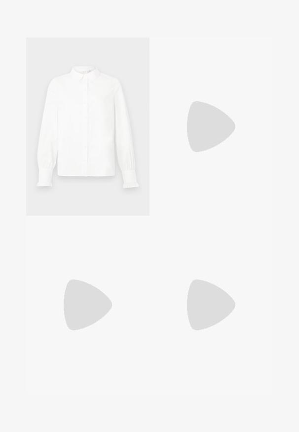 Camicia bianca a maniche lunghe con colletto e polsini arricciati, presentata su uno sfondo grigio chiaro uniforme.; Jeans neri a vita alta con gamba larga, tasche frontali e per monetine, chiusura con bottone e passanti per cintura.; Scarpa slingback beige chiaro con punta allungata, una morbida texture in suede, dotata di due fibbie decorative e un tacco basso e piatto.; Borsa hobo in suede marrone con una maniglia curva e larga e un'ampia apertura. Tessuto morbido con dettagli di cucitura visibili lungo i bordi.