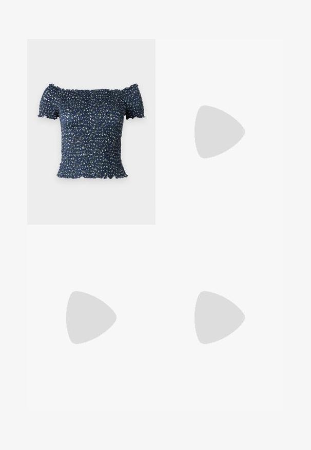 Marinblus med off-shoulder design, gjord av smockad tyg, med ett blommönster som har små vita och gröna blommor. Mjuk textur, korta ärmar.; Vita, lätta byxor med bred bendesign och elastisk midja. Slät tyg, inga synliga mönster. Klippta vid vristerna.; Vit högklackad sandal med en kraftig klack, med ett remdesign och ankelband. Slät textur med en plattform framtill för ökad höjd.; Brun läder crossbody-väska med en böjd form, gyllene detaljer och en spänneaccent. Har en avtagbar axelrem.