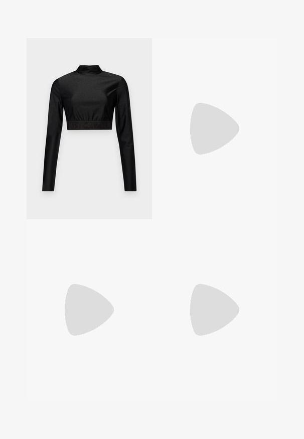 Zwarte crop top van glanzend materiaal met lange mouwen en een hoge hals. Voorzien van een geribbelde zoom met het "JUST CAVALLI" logo in het zwart.; Zwarte lange mouwen crop top van gestructureerde stof, met een getailleerd ontwerp en plooidetails bij de buste.; Zwarte wide-leg broeken met een hoge taille, voorzien van plooien aan de voorkant en een gladde textuur. Geen zichtbare logo's of patronen.; Zwarte puntige hoge hak schoen met een krokodillenleren textuur, met een slank ontwerp, hoge stiletto-hak, en een gladde zwarte binnenkant.