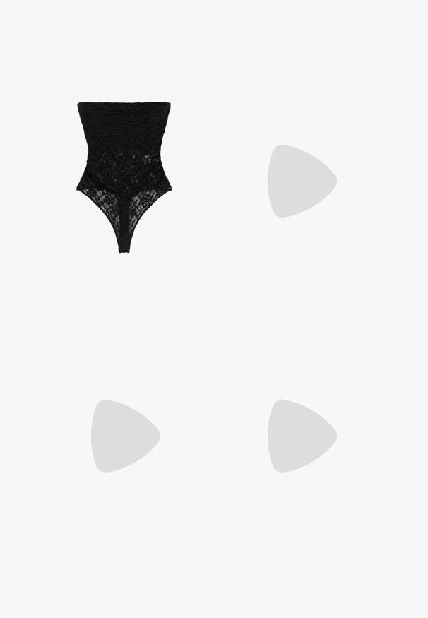 Body in pizzo nero con motivo floreale testurizzato, scollo alto e taglio tanga. Il materiale morbido e trasparente esalta il design intricato.; Gonna nera plissettata con vita aderente e passanti per la cintura, abbinata a stivali neri in pelle al ginocchio con tacco a blocco.; Mule nere con tacco alto, dotate di una punta larga e aperta e di una parte superiore curva. Realizzate in tessuto texture, presentano un tacco sottile e una suola liscia.; Borsa a spalla in pelle nera con forma arrotondata, finitura lucida e accessori in argento. Persona che indossa pantaloni ampi neri e mocassini con borchie.