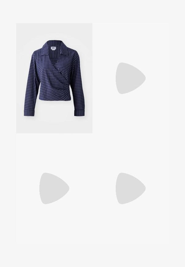 Mornarsko karirana zavita bluzica z dolgimi rokavi, globokim V-izrezom in ovratnikom. Tkanina prikazuje mrežni vzorec v odtenkih modre in bele.; Svetlo modri atletski hlače z elastičnim pasom, stranskimi zadrgami in črnimi stranskimi akcenti. Mehka tkanina z ohlapnim, širokim modelom.; Bež športni copati s gladko površino, ki imajo podplat z jute teksturo, vezalni dizajn in rose gold dodatke. Nosi se z belo krilo z cvetličnim potiskom.; Pilotne sončne očala z gradijentnimi modrimi lečami, srebrnim kovinskim okvirjem in okrasnimi zvezdastimi detajli na lečah. Gladek in eleganten dizajn.