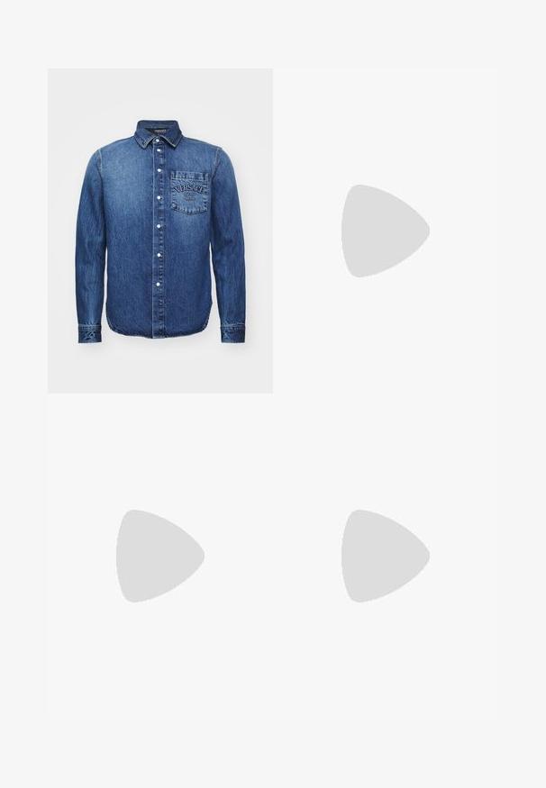 Bela kratka majica s kratkimi rokavi z zlatim logotipom glave Meduze in besedilom "Versace Est. 1978 Milano" osredotočenim na prsih.; Denim srajca v temno modri barvi z dolgimi rokavi, ovratnikom na gumbe, sprednjim žepom z logotipom "Versace" in vidnimi šivi.; Črne hlače iz gladkega blaga, s ravnim krojem, zapiranjem na sprednji gumb in klasično, čisto obliko.; Beli športni copat z gladkim usnjenim zgornjim delom, ravnimi vezalkami in vzorčastim gumijastim podplatom, ki ima geometrijski dizajn. Nevsiljiv logotip na strani.