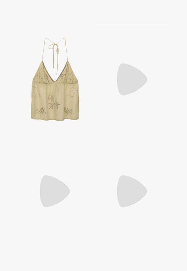 Beige Chiffon-Top mit tiefem V-Ausschnitt, verstellbaren Bändern auf der Rückseite und silbernen Perlenverzierungen in floralen Mustern. Leicht und durchscheinend.; Minirock mit Kuhmuster in Beige und Braun. Verfügt über einen verdeckten Reißverschluss hinten, glatte Stofftextur und einen geraden, A-linienförmigen Schnitt.; Spitze Slingback-High Heels aus glänzendem, krokodilmustergeprägtem Material. Mit einem schlanken Absatz und einer strukturierten Oberfläche.; Quadratische Sonnenbrillen mit braunen Gläsern und einem dünnen schwarzen Metallrahmen. Verfügt über schräg gestaltete Bügel und verstellbare Nasenpads für zusätzlichen Komfort.