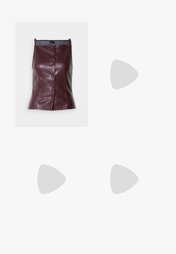 Burgundy ärmlös topp i konstläder med en skräddarsydd passform. Har en knappstängning framtill och en slät, glänsande yta.; Beige plisserad kjol i texturerat tyg, med en åtsittande midja och en utsvängd design som sträcker sig till mitten av låret.; Svarta lackläder slingback klackar med spetsig tå och geometrisk klack. Har en elegant, minimalistisk design och slät yta.; Svart lädertoffelväska med slät textur, rektangulär form och två långa handtag. Ingen synlig hårdvara eller dekorationer.