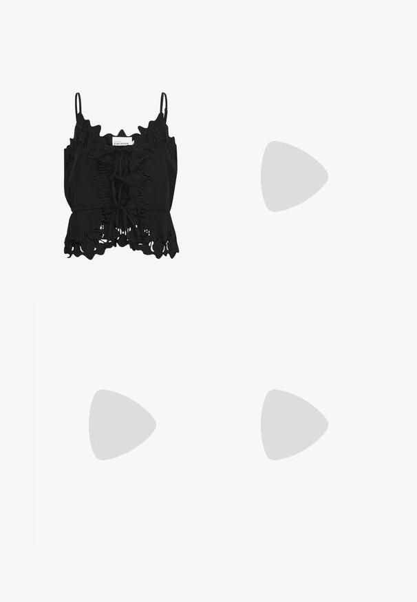 Zwarte mouwloze top met gerimpelde randen, ingewikkelde kantdetails en een strik aan de voorkant, gemaakt van een lichtgewicht stof.; Beige rok tot de knie met een elastische taille, gemaakt van lichtgewicht stof, met twee zijzakken en een eenvoudige plooienontwerp.; Olijfgroene suede clog met een ronde neus, verstelbare band, kurken voetbed en gestructureerde rubberen zool, met een gladde afwerking en uitsnijdetails.; Zonnebril met hoekige zwarte frames op een model in een grijs sweater, waarin een gestructureerde brei te zien is, en een zwart leren jack gedragen door een ander model.; Zwarte leren hobo tas met een gladde afwerking, gebogen vorm, gouden accenten en gouden studs langs de rand ter decoratie.