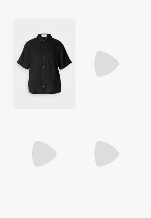 Schwarzes Leinenhemd mit kurzen Ärmeln, Knopfleiste, spitzem Kragen und Brusttasche. Verfügt über eine subtile Textur und einen lässigen Schnitt.; Schwarze Spitzenhose mit einem gemusterten Design, weitem Bein und einem weichen Bund, mit transparenten Abschnitten für zusätzliche Textur.; Weiße Leinenschuhe mit strukturiertem Obermaterial, runder Zehenkappe, flacher Sohle und Schnürverschluss. Merkmale umfassen einen leicht ausgefransten Kragen und eine Zugschlaufe.; Vier Silberringe mit unterschiedlichen Designs: gedrehter Ring, geschichtete Kurven, zarte Kristalle und ein glatter Ring mit kleinen Akzenten.