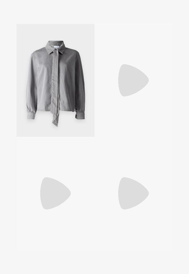 Cămașă gri cu guler și cravată în față, confecționată dintr-un material texturat, având mâneci lungi, manșete cu nasturi și croială dreaptă.; Pantaloni negri evazați cu o textură lucioasă, asemănătoare pielii, prezentând buzunare frontale, închidere cu nasture și fante pe laterale la tiv.; Pantofi cu toc slingback din piele patent neagră, cu vârf ascuțit, accent metalic pe vârf și toc subțire de tip kitten. Textură netedă, design minimalist.; Zign Brăţară - silver-coloured