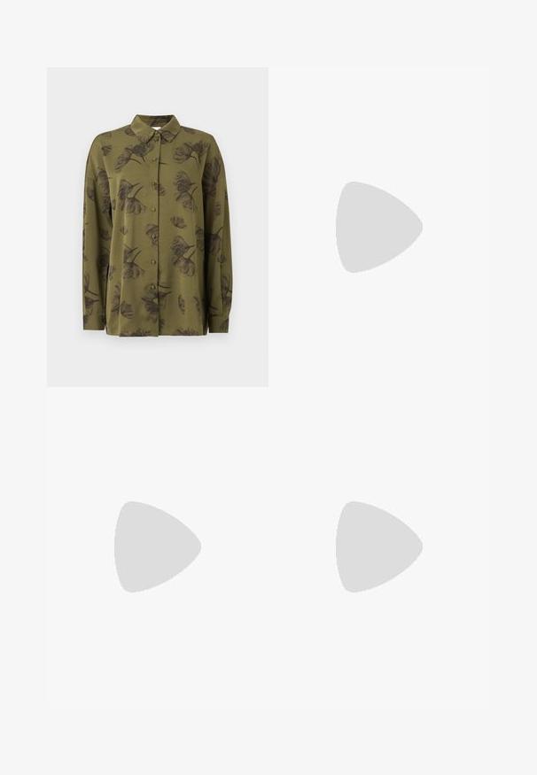 Camisa de botones de manga larga en verde oliva con estampados florales oscuros y cuello puntiagudo.; Jeans de mezclilla de tiro acampanado en azul oscuro, con diseño de cinco bolsillos, cremallera y cierre de botón, y un ligero desgaste en las rodillas.; Bailarina de charol burdeos con punta redonda, pequeño lazo en la parte frontal y una suela baja de goma negra. Textura suave.; Bolso de mano rectangular blanco, hecho de un material brillante, con una cadena plateada. La modelo posa, mostrando el bolso frente a un fondo liso.