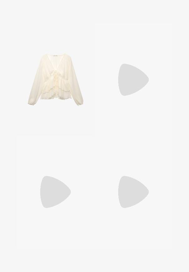 Kremfärgad blus med V-ringning, långa ballongärmar och lager av volanger vid fållen, med en knytning i mitten av ryggen.; Kostymbyxor i medelblå denim. Har dragkedja med metallknapp, två framfickor och blekningsdetaljer vid knäna.; Bruna läderstövlar i knähöjd med en texturerad yta, som har en spänne och tryckknappsdetaljer på sidan, samt en platt gummisula.; Brun läderhandväska med två långa handtag, en strukturerad rektangulär form, slät textur och rundade kanter. Har accentdetaljer vid handtagen.