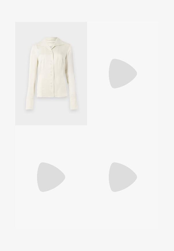 Blouse à manches longues de couleur blanc cassé, avec un large col et une taille cintrée, présentée sur un fond clair et uni.; Pantalons larges bleu marine avec un motif à rayures dorées, fabriqués en tissu lisse, avec des ourlets retroussés et des poches avant.; Chaussure slingback en cuir noir avec un bout pointu, des sangles décoratives avec œillets en métal et un petit talon carré. Surface texturée.; Sac en cuir marron avec une fermeture à rabat, quincaillerie dorée, et une sangle réglable. Présente une texture lisse et une forme rectangulaire élégante.