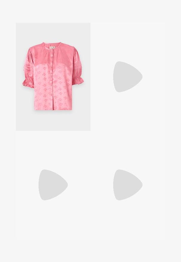 Růžová blůza s květinovým potiskem, kulatým výstřihem, krátkými nabíranými rukávy a zapínáním na knoflíky. Vyrobena z texturované látky s jemným leskem.; Růžový lněný šátek s vyšívanými vzory hadů a váz. Obsahuje detail uzlu a dekorativní hvězdicové vzory po celém povrchu.; Sandal s klínem s přírodní jute platformou, béžovým textilním svrškem a dvěma vrstvami květinových detailů; obsahuje tenký nártový pásek se sponou.; Tkaná béžová kabelka s zakřivenou rukojetí, texturovaným povrchem a hnědým střapcem. Má uvolněný, hobo tvar.