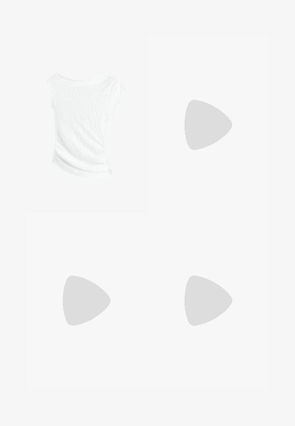 Top alb texturat cu design off-the-shoulder, având o finisare ușor șifonată și o siluetă drapată pentru o potrivire relaxată.; Fustă plisată gri cu un braț negru și un cârlig metalic, realizată dintr-un material texturat, care se termină sub genunchi, având o siluetă fluidă.; Botine negre din piele, până la genunchi, cu o textură netedă, vârf rotunjit, design discret și toc mic.; Geantă din piele ecologică cu model de crocodil în nuanțe de brun, cu două curele de umăr, închidere cu fermoar și accente din metal aurit. Textură netedă, formă rotundă.