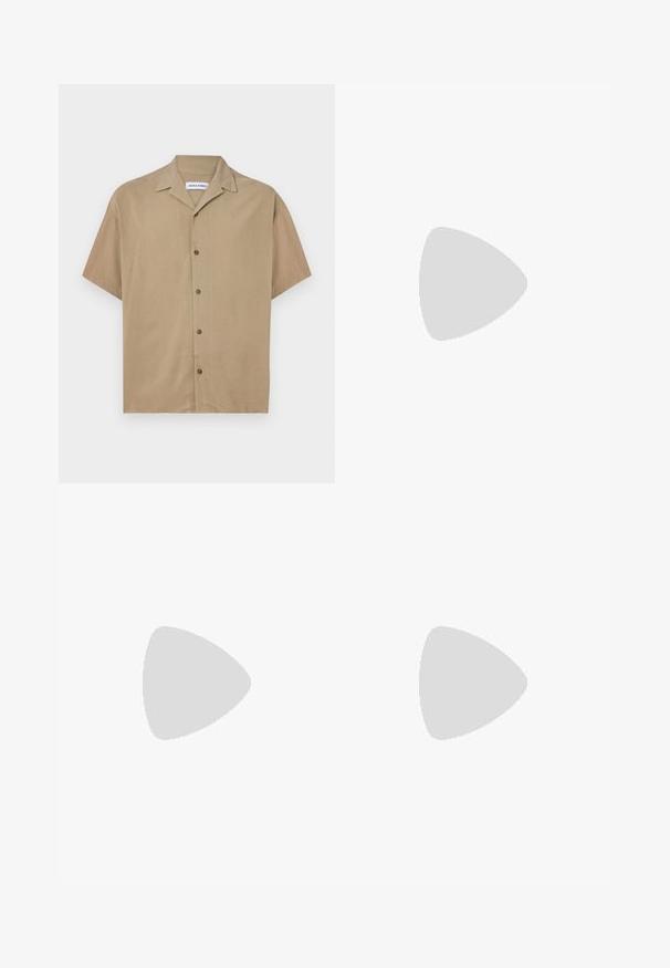 Kurzarmhemd aus leicht braunem Stoff, mit Kragen, Knopfverschluss und einer glatten Textur. Einfaches Design ohne Muster.; Beige, lässige Hose aus einem weichen Stoff; mit elastischem Bund, Seitentaschen und geradem Schnitt.; Braune Wildlederslipper mit runder Zehenpartie und einer niedrigen schwarzen Gummisohle, die über einen dekorativen Riemen und Nähte auf dem Obermaterial verfügt.; Braune Leder-Laptoptasche mit strukturierter Oberfläche, doppelten Obergriffen, verstellbarem Gurt und zwei vorderen Schnallen für zusätzlichen Detailreichtum.