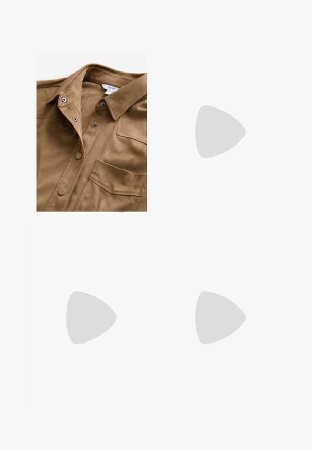 Chemise en daim marron avec boutons-pression, col pointu et poche poitrine. Texture douce avec une finition lisse et un design minimaliste.; Pantalon noir avec une coupe droite, doté de poches avant et d'éclairs sur l'ourlet. Fabriqué en tissu doux et lisse. Convient à diverses occasions.; Even&Odd Bottes - black; Sac en cuir noir tissé avec une poignée arrondie et un corps en forme de croissant sur un fond uni.