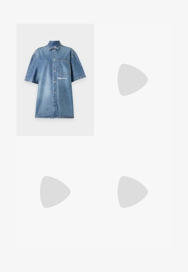 Chemise en denim à manches courtes, bleu clair, boutonnée sur le devant, col, poche sur la poitrine gauche, avec le logo "KARL LAGERFELD JEANS" en blanc.; Shorts en denim avec une taille élastique grise, dotés d'un cordon de serrage. Le design comprend des poches latérales et un aspect bicolore.; Sandale noire à lanières avec un bout carré et un petit talon bloc. Elle présente plusieurs fines lanières et une sangle de cheville ajustable. Fabriquée en cuir lisse.; Sac bandoulière en cuir noir avec une texture lisse, de forme rectangulaire et un détail en chaîne métallique à l'avant. Sangle réglable incluse.
