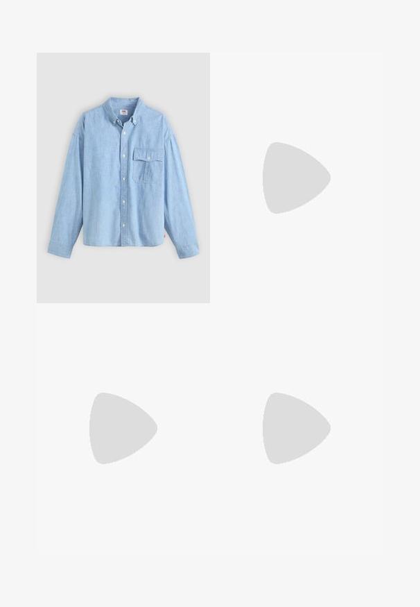 Βουργουνδίνα κοντομάνικη μπλούζα πόλο με υφή από ανοιχτό πλέγμα, διαθέτει V-λαιμό και δομημένο γιακά, κατασκευασμένη από ελαφρύ πλεκτό υλικό.; Ανοιχτό μπλε πουκάμισο με κουμπιά από ύφασμα τσαμπρέ. Διαθέτει κολάρο, μακριά μανίκια και τσέπη στο στήθος με καπάκι και κουμπί.; Μαύρο παντελόνι σε ρίγες με φαρδιά πόδια και πιέτες, που διαθέτει κομψό σχέδιο και μαλακή υφή. Χωρίς ορατό υλικό ή διακοσμητικά.; Μαύρα δερμάτινα loafers με λείο φινίρισμα, στρογγυλή μύτη και διακοσμητική ραφή στη μπροστινή πλευρά. Χαμηλός σωρός και ελαφριά γυαλάδα.