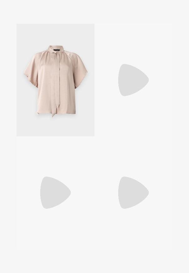 Kortærmet bluse i lys beige satin med høj krave, der har en bånddetalje samt bølgede kanter på ærmerne. Glat tekstur.; Beige vide ben bukser lavet af et tekstureret stof. Har frontfolder og en flad talje. Ingen synlige lukninger eller lommer.; Sort læder slingback højhælede sko med spidse tæer, glat overflade og en smal ankelrem med guldfarvede hardware detaljer.; Sort læderhåndtaske med en struktureret design, der har en kortet form, tophåndtag og guld hardware-accenter. Justerbar skulderrem inkluderet.