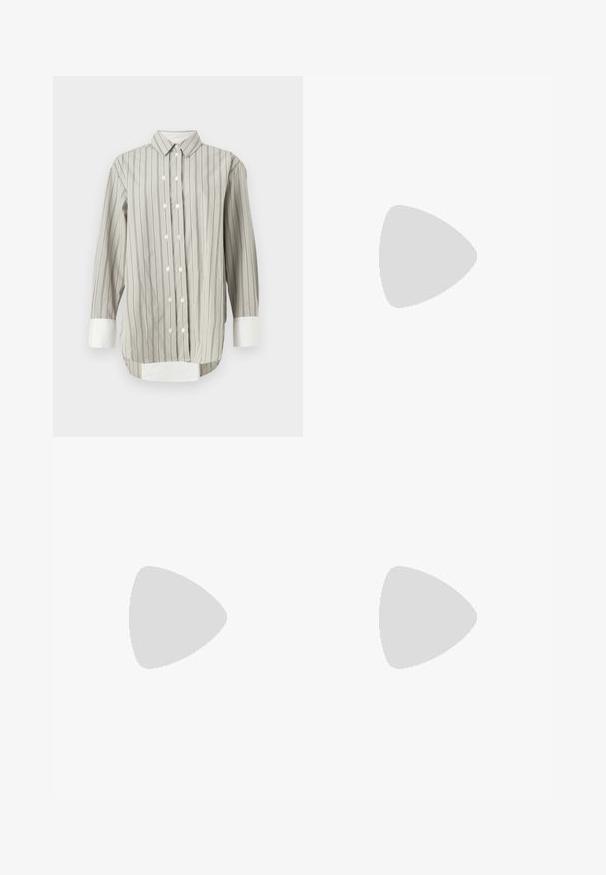 Chemise rayée en gris et blanc, avec un col classique, une fermeture à boutons en blanc, et des poignets contrastants blancs. Manches longues.; Jupe maxi en sequins argentés avec une coupe droite, présentant une taille en noir et un motif de rayures verticales alternées de sequins brillants.; Bottine en cuir noir avec une finition brillante, bout rond, accents en tan contrastés, un talon carré et un détail de fermeture éclair sur le côté.; Sac en cuir noir avec deux longues poignées, finition texturée, ferrures en or et une étiquette bordeaux. Conception spacieuse avec un dessus ouvert.